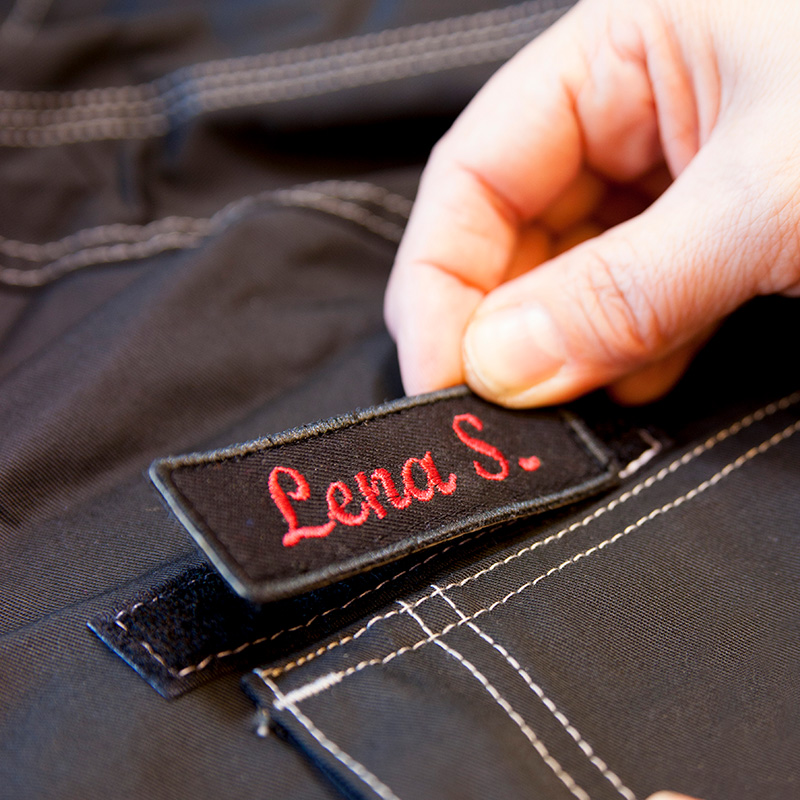 Brodering med navn og borrelås til arbeidstøy fra Blåkläder